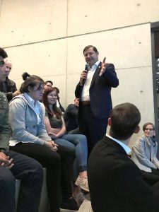 KurzweiSolingens Oberbürgermeister Tim Kurzbach mischt sich unter das Publikumlige Rede von Oberbürgermeister Tim Kurzbach